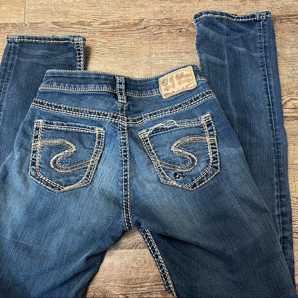 Silver Suki High Straight Dark Wash Denim Embellished Stitched Jeans 26 - Picture 3 of 7